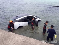 제주 금능서 렌터카 바다에 풍덩 2명 경상