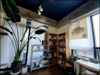 기자 때려치우고 제주가치 책으로 읽어주는 부부 책방지기