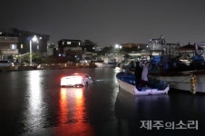 제주 조천서 렌터카 바다에 풍덩 전원 탈출