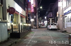 106일만에 거리두기 2단계...제주 대학로 번화가 썰렁