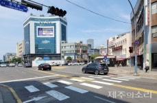 제주시 중앙로 횡단보도·승강기 설치 지연…터파기 중 물 난리