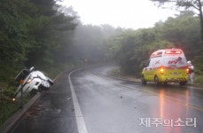 제주 1100도로서 차량 단독 사고…도랑에 빠져