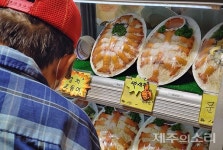 제주 관광객 너도나도 딱새우...가격 천정부지 치솟아