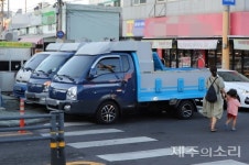 제주동문시장 횡단보도가 활어차 지정주차석? 행정 나몰라라