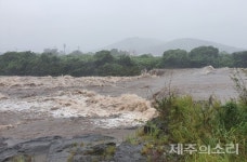 태풍 찬투 최대고비 넘겨…한라산 1200mm 폭우 쏟아붓고 제주 통과
