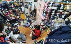 친정어머니가 물려준 뜨개질 솜씨…한 코 한 코 짜온 41년 장인의 손