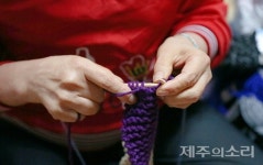 친정어머니가 물려준 뜨개질 솜씨…한 코 한 코 짜온 41년 장인의 손