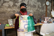 헌 옷 줄게 새 가방 다오 재봉틀로 꽃핀 업사이클링