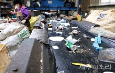 쏟아지는 용기들 재활용품 분리배출 여전히 엉망