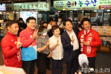 국힘 이준석, 동문시장서 4연패 부상일 지지 호소 20년 기다렸습니다