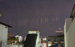 제주 밤하늘에 빛기둥 장관 어선 집어등 불빛 반사 현상