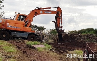 한라산 이어 해안가에 또 항공 레이더 '신음하는 제주 오름'