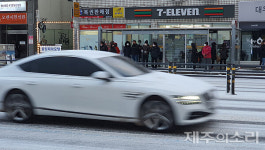 제주시 영하 3.1도 곳곳에 빙판길...설 연휴 끝 험난한 출근길