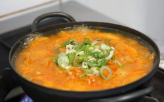 신부님의 3000원 김치찌개에는 위로와 응원이 담겼다