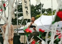[포토] 사자(死者)는 살고, 산 자는 다시 살아...싸움은 다시 깃발이 된다