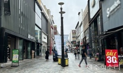 제주 5월인데 문 열고 에어컨 빵빵..상인들 전기요금 부담되긴 해도울상