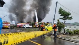 [2보]제주시 내도동 전기업체서 화재...장맛비 속 화재진압 난항