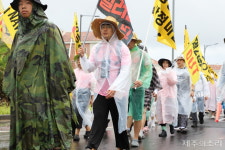 전쟁위기 고조 제주해군기지-제2공항 막아내자 폭우 뚫은 평화 행렬