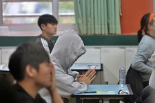 [포토] 떨림과 성원의 교차...2024학년도 제주 수능 시험장 풍경