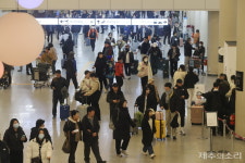 [현장] 3년 만에 보는 가족, 설레요 설 명절 앞둔 제주공항 북적북적