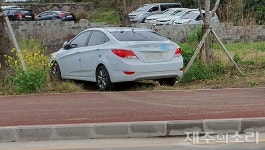 기상천외 제주공항 얌체 주차...말뚝 박아 진입 원천 차단
