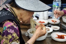 주민들에게 받은 30년 사랑, 따뜻한 국수와 돔베고기로 화답하다