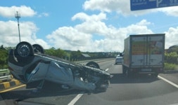 차선 급변경 차량 피하려다 제주 평화로서 SUV 전복 사고