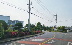 전기도 아직 들어오지 않고 길도 험하고, 본향당굿도 사라질 위기