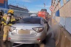 제주공항 도로 달리던 전기차 택시서 불…30분만에 완진