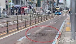 제주시청 정류장서 버스 타이어 펑…시민들 깜짝