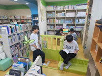 휴대폰도 필요 없더라...시골 마을은 작은도서관에 품을 내줬다