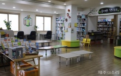 조금 소란해도 괜찮아요 참새들의 수다가 경쾌한 도서관