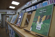 여름엔 시원, 겨울엔 따뜻...뒹굴며 노는 사랑방 같은 작은도서관