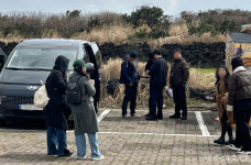 블루홀스관광여행사제주영업소주 | [현장] 승합차서 외국인이 우르르…불법 여행업에 제주 관광업계 '울상'