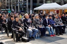 청계광장 붉게 물들인 동백꽃, 제주4.3 서울 추념식 개최