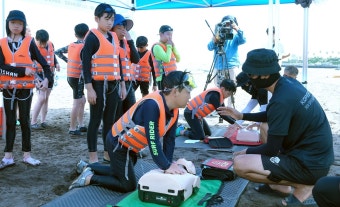 제주도교육청, 올해도 해군·해경과 실전형 생존수영 교육