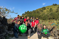 제주 비양도에 등장한 올리브나무 마을의 희망을 심다