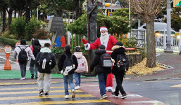 학교 앞에 산타가 떴다! 김기환 의원, 등굣길 교통봉사 깜짝 변신 