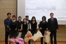 개교 73주년 귀일중학교… 3대 귀일 명문가 인증·장학금 전달