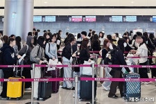 제주공항에 택시 행렬 오고가고 9만명 인산인해
