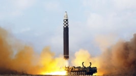 북한, ICBM 고각 발사...1시간 이상 비행 후 일본 EEZ 낙하
