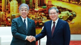 리 창 중국 총리, 이와야 일본 외상 만나 “관계 발전 중요한 때”