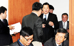 벼랑 끝 동네의원 탈출구 열리나