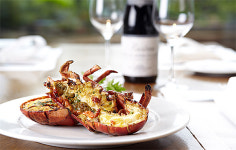 뷔페에서 매일 통 랍스터 구이 준다?