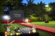 낮에는 야외 수영장의 여신, 밤에는 영화제의 여배우