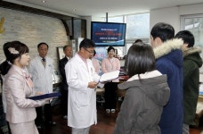 그랜드자연요양병원 임직원 자녀에 장학금