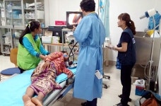 윤장현 광주시장 캄보디아서 메스 잡았다