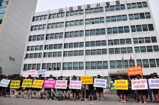 서남의대생들, 의협 앞  침묵 시위