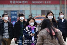 숨 막히는 봄, 일상이 된 마스크 병원길