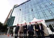 포토뉴스 의협회관 앞에서 기자회견 하는 보건복지의료연대 대표들